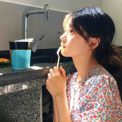 隔楼女孩：我们之间的层距